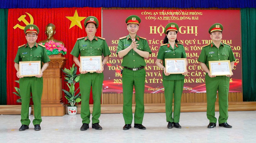 Công an phường Đông Hải: Biểu dương 23 cá nhân có thành tích tiêu biểu, xuất sắc trong thực hiện nhiệm vụ quý I/2026